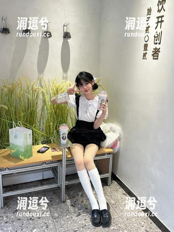 仔细浏览网页，www.tttzzz.com的每一条新闻都让我觉得生活就像一场疯狂的戏剧。-润逗兮