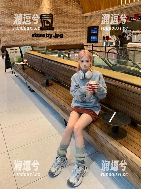 在“免费吃瓜”里徘徊，永不迷路却总被微信网红视频吸引，不知道谁才是迷路的。-润逗兮