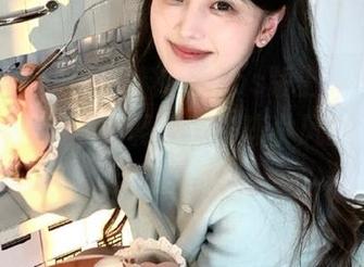 泡在黑料网的ios版上，今天的黑料给生活加了调味，一阵小风刮过，恍若花香扑鼻。