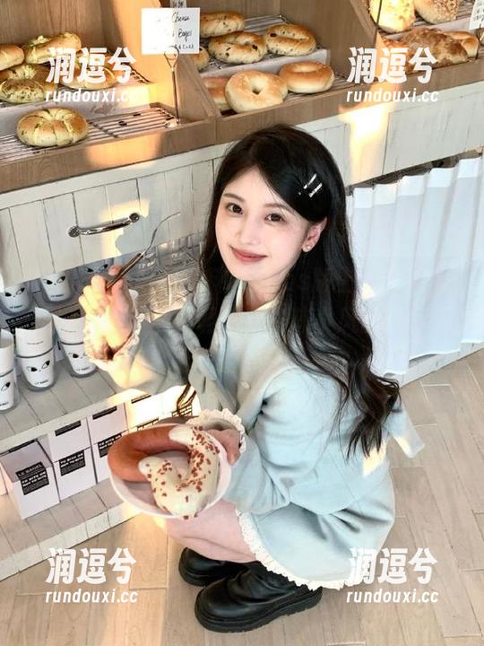 泡在黑料网的ios版上，今天的黑料给生活加了调味，一阵小风刮过，恍若花香扑鼻。-润逗兮
